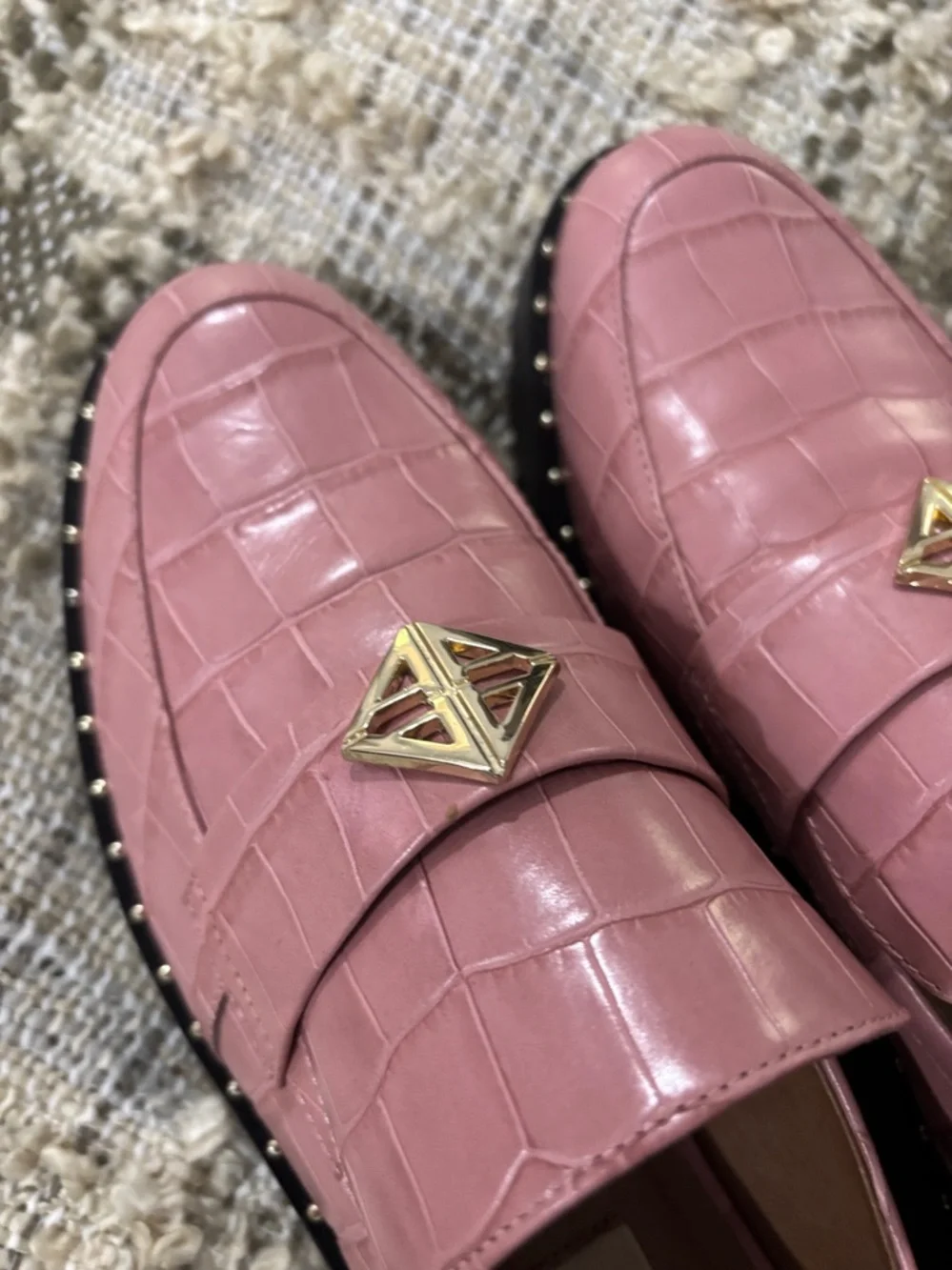Antonio Melani Pink Croc-Embossed Arrllo Lug Sole Loafers with Gold Accent Sz 9‎